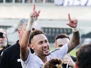 Operasi Lutut Sukses, Bisakah Neymar Main di Piala Dunia?