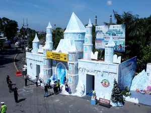 Nuansa Frozen Hiasi Pos Pelayanan Nataru, Warga Jombang Antusias Berfoto