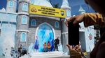 Nuansa Frozen Hiasi Pos Pelayanan Nataru, Warga Jombang Antusias Berfoto