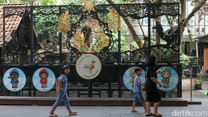 Suasana Natal mulai terasa di area Gereja Katedral Jakarta menjelang perayaan Natal 2025. Sejumlah dekorasi dan ornamen bernuansa Natal menghiasi kawasan gereja, menciptakan atmosfer yang semarak sekaligus khidmat bagi umat yang akan mengikuti rangkaian ibadah.