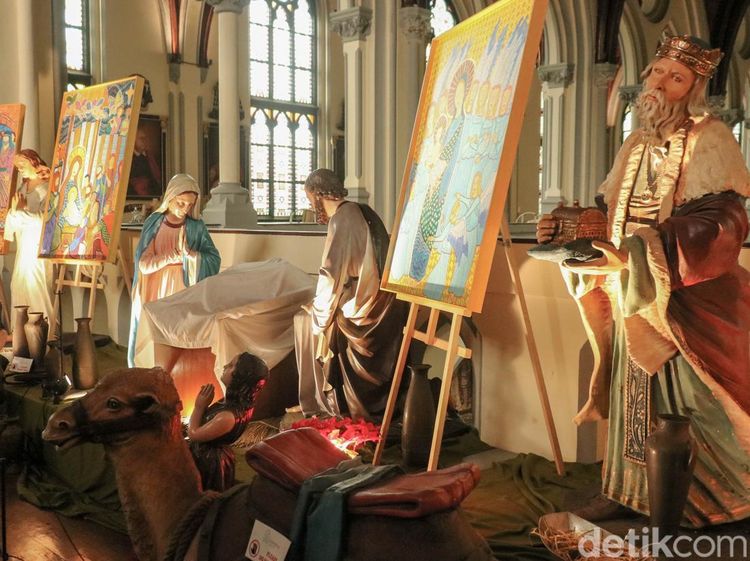 Nuansa Natal Hiasi Area Gereja Katedral Jakarta