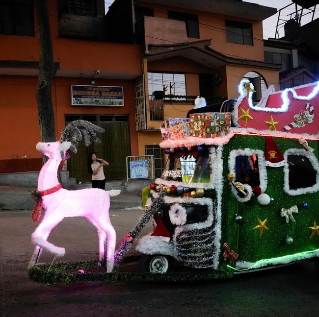 Ojek Unik Pembawa Harapan Natal di Lima