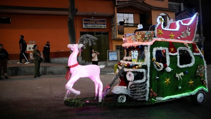 A Peruvian moto-taxi, adorned with festive Christmas decorations to resemble a sleigh, as the holiday celebrations draw near in Lima, Peru, December 12, 2025. REUTERS/Angela Ponce