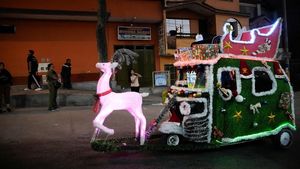 Ojek Unik Pembawa Harapan Natal di Lima