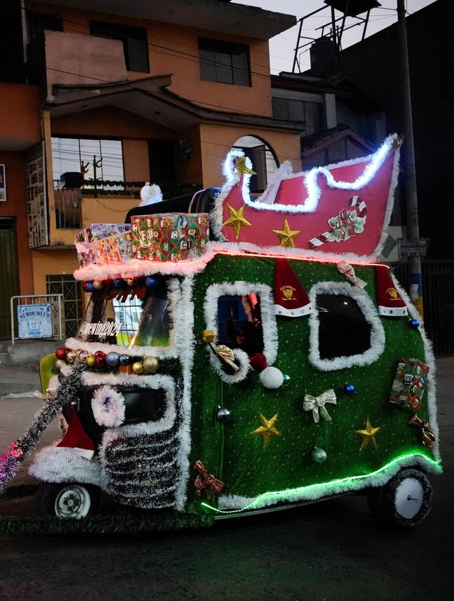 Ojek Unik Pembawa Harapan Natal di Lima