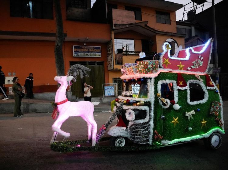 Ojek Unik Pembawa Harapan Natal di Lima