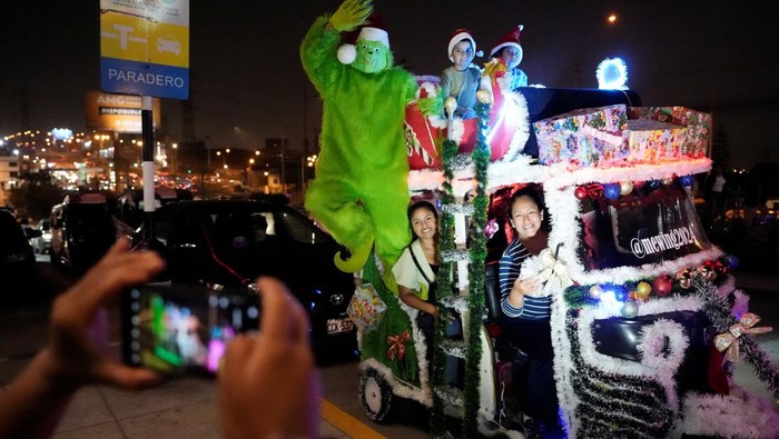 A Peruvian moto-taxi, adorned with festive Christmas decorations to resemble a sleigh, as the holiday celebrations draw near in Lima, Peru, December 12, 2025. REUTERS/Angela Ponce