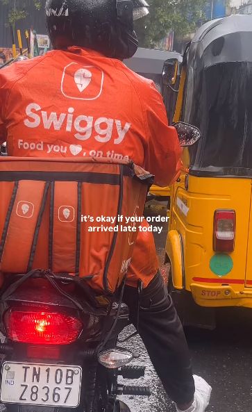 Ojol tembus hujan Perjuangan Ojol Antar Makanan Tepat Waktu, Rela Tembus Hujan Deras!