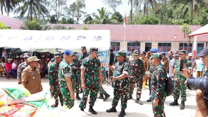 Pangdam I/BB Mayjen Hendy Antariksa mengecek posko bencana