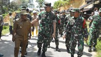 Pangdam dan rombongan juga mengunjungi posko pengungsian yang berada di Desa Simaninggir Dua serta menyerahkan bantuan kepada masyarakat korban bencana alam. (Dok. Kodam I/BB)