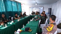 Pangdam I/BB dan rombongan juga melakukan peninjauan ke Posko Gulbencal Bandara Silangit untuk melihat langsung kesiapan personel, sarana pendukung, serta koordinasi penanganan bencana di wilayah tersebut. (Dok. Kodam I/BB)