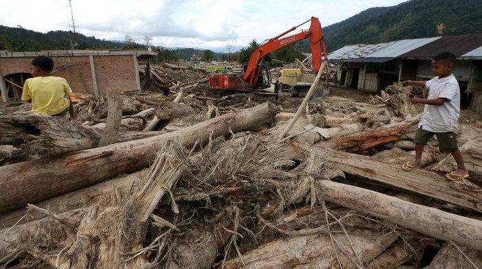 Petugas mengoperasikan alat berat untuk membersihkan lumpur dan kayu gelondongan yang menutupi badan jalan lintas penghubung Kabupaten Aceh Timur dengan Kabuopaten Gayo Lues di Lokop, Serbajadi, Aceh Timur, Aceh, Senin (22/12/2025). Pemerintah mengerahkan belasan alat berat untuk membebaskan keterisolasian daerah pedalaman Aceh Timur pascabencana hidrometeorologi Aceh pada akhir November 2025. ANTARA FOTO/Irwansyah Putra