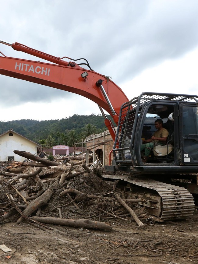 Pascabanjir Aceh Timur, Belasan Alat Berat Buka Jalan Terisolasi