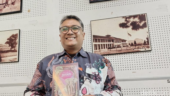 Pegiat sejarah Yudi Hamzah meluncurkan buku berjudul Kado untuk Bandung: Taman Menjadi Kebun Binatang
