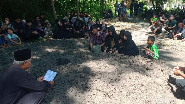 Suasana pemakaman dua korban lakalantas di Desa Kalikebo, Trucuk, Klaten.