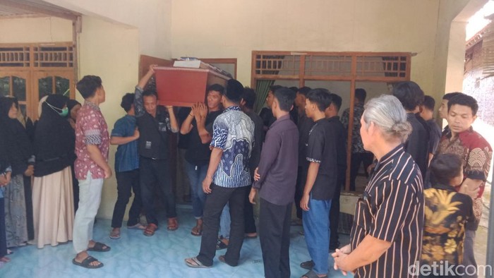 Pasutri Klaten Korban Laka Maut Bus di Tol Semarang Dimakamkan Satu Liang