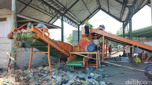 Pemilahan sampah yang masuk di TPST Mengwi, Badung, Selasa (23/12/2025). (Agus Eka/detikBali)