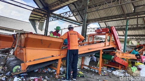 Pemilahan sampah yang masuk di TPST Mengwi, Badung, Selasa (23/12/2025). (Agus Eka/detikBali)