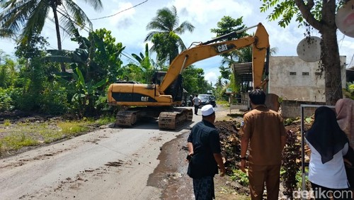 Pemkab Lombok Tengah mulai memperbaiki ruas jalan rusak di Desa Penujak-Selong Belanak, Selasa (23/12/2025). (Foto: Edi Suryansyah/detikBali)