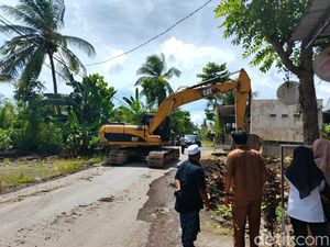 Jalan Rusak di Lombok Tengah Mulai Diperbaiki Usai Kades Mandi Lumpur Viral