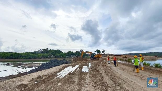 Perkembangan pembangunan Proyek Strategis Nasional (PSN) Kawasan Sentra Industri Garam Nasional (K-SIGN) di Rote Ndao, Nusa Tenggara Timur (NTT), Selasa (23/12/2025). (CNBC Indonesia/Martyasari Rizky)