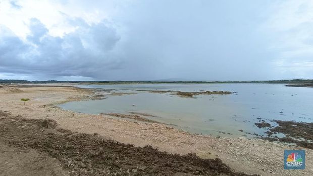 Perkembangan pembangunan Proyek Strategis Nasional (PSN) Kawasan Sentra Industri Garam Nasional (K-SIGN) di Rote Ndao, Nusa Tenggara Timur (NTT), Selasa (23/12/2025). (CNBC Indonesia/Martyasari Rizky)