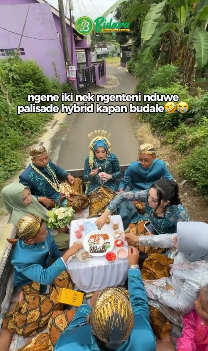 Viral! Pernikahan unik di Purworejo pakai mobil pikap & lomba mancing. Konsep ini bawa pesan bahwa mobil pengantin tak harus mewah untuk jadi elegan.