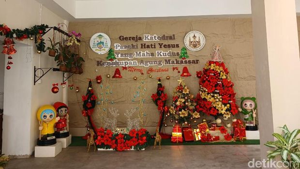 Persiapan Misa Natal di Gereja Katedral Makassar.