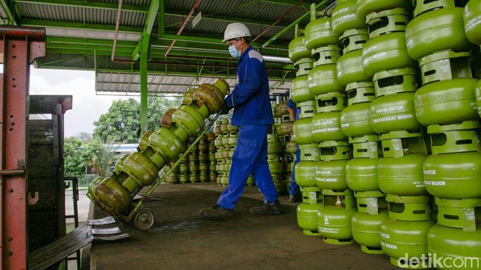 Pertamina memastikan pasokan LPG tiga kilogram tetap aman dan mencukupi selama masa libur Natal dan Tahun Baru (Nataru) 2025. Langkah ini dilakukan seiring proyeksi meningkatnya konsumsi elpiji nasional selama periode libur akhir tahun.