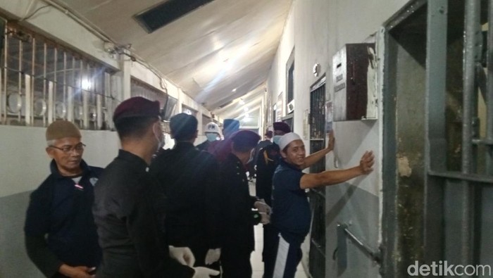 HP hingga Benda Tajam Disita Saat Razia Lapas Sumedang