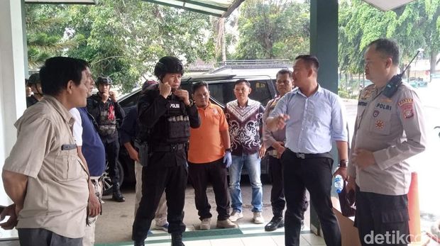 Petugas Penjinak Bom Gegana Brimob Polri diterjunkan untuk kabar 10 sekolah di Depok, Jawa Barat mendapat ancaman bom. Proses penyisiran masih berlangsung. (dok Ist)