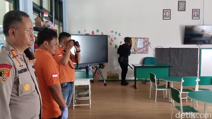 Gegana Sisir 10 Sekolah di Depok yang Diteror Bom