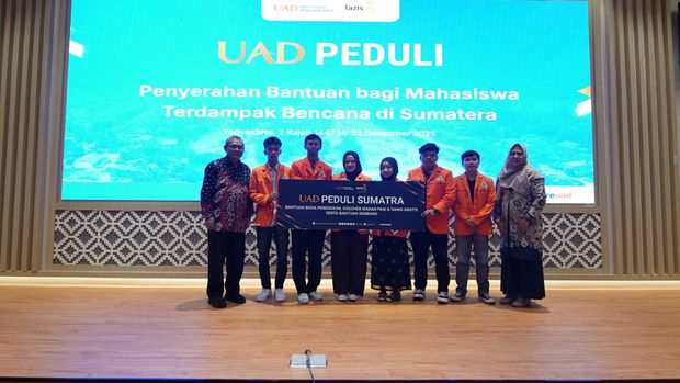 Pihak Universitas Ahmad Dahlan saat menyerahkan bantuan kepada mahasiswa asal Sumatera yang terdampak bencana.
