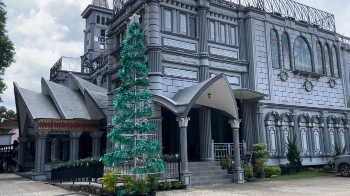 Pohon Natal di Gereja St Mary Cathedral Parish Palembang dari botol plastik.