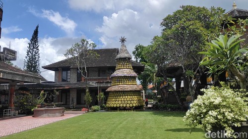 Pohon Natal setinggi 7 meter berbahan keranjang pindang di Rumah Khalwat, Dalung, Badung.