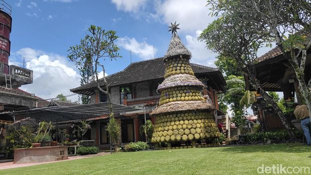 Pohon Natal setinggi 7 meter berbahan keranjang pindang di Rumah Khalwat, Dalung, Badung.