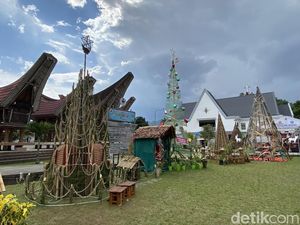 Pohon Natal Unik di Toraja Light Festival Tarik Minat Wisatawan