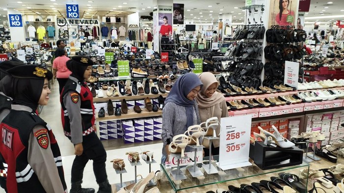 Berikan Rasa Aman, Polisi Sidoarjo Patroli di Pusat Perbelanjaan