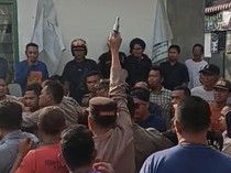 Video: Ricuh Rapat Warga di Sumut, Kapolsek Lepas Tembakan ke Udara