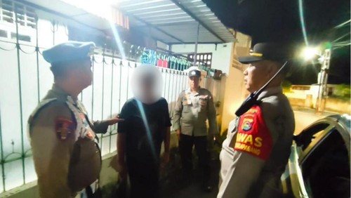 Polisi mendatangi lokasi kejadian seorang perempuan diamuk massa karena diduga melakukan aksi pencuri, Selasa (23/12/2025). (Foto: Dok Polresta Mataram)