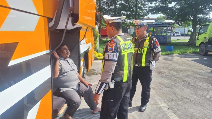 Satlantas Polres Pasuruan Kota Sosialisasi SKB 3 Menteri Jelang Nataru