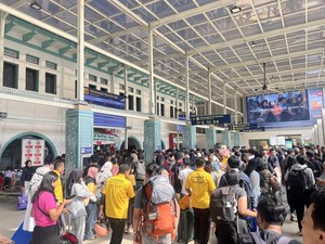 Video: Kondisi Stasiun Senen Kian Ramai Pemudik Libur Nataru