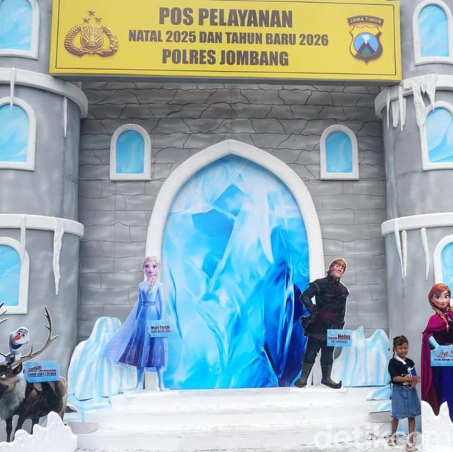Posyan Nataru Ala Disneyland yang Viral di Jombang