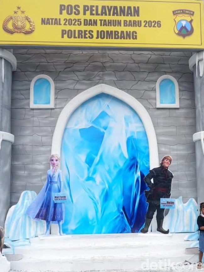 Posyan Nataru Ala Disneyland yang Viral di Jombang