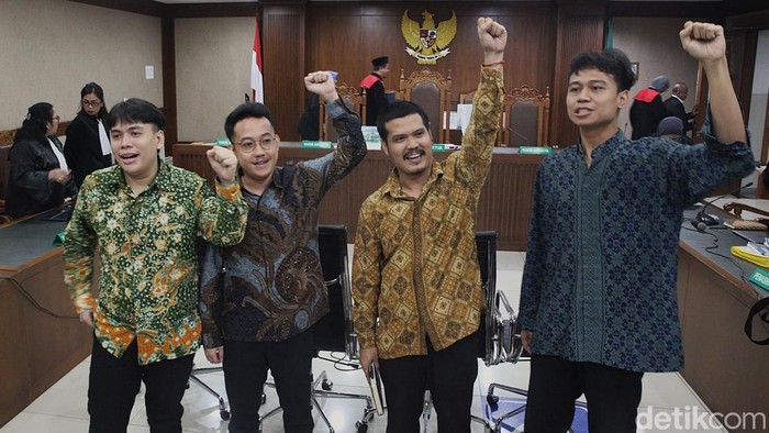 (Kiri-kanan) Muzaffar Salim, Depledro, Syahdan Husein, Khariq Anhar usai mengikuti sidang pembacaan eksepsi di Pengadilan Negeri Jakarta Pusat, Selasa (23/12/2025).