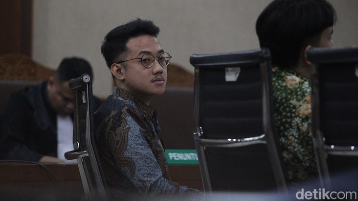 Direktur Eksekutif Lokataru Delpedro Marhaen mengikuti sidang pembacaan eksepsi di Pengadilan Negeri Jakarta Pusat, Selasa (23/12/2025).