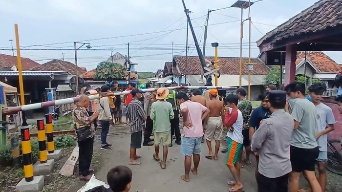 Pria Asal Cirebon Tabrakan Diri ke KA Sri Tanjung di Probolinggo