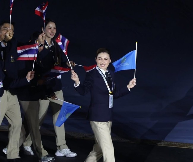 Ratu Suthida Bajrasudhabimalalakshana tak hanya tampil sebagai anggota kerajaan, tapi juga ikut dalam kompetisi olahraga. Foto: Instagram/@thairoyalfamily