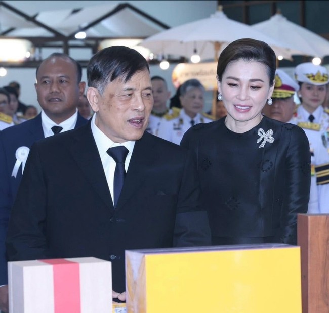 Sebelum masuk lingkungan istana, Suthida menempuh pendidikan sarjana Ilmu Komunikasi di Assumption University, Bangkok, Thailand. Foto: Instagram/@thairoyalfamily