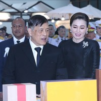 Sebelum masuk lingkungan istana, Suthida menempuh pendidikan sarjana Ilmu Komunikasi di Assumption University, Bangkok, Thailand. Foto: Instagram/@thairoyalfamily